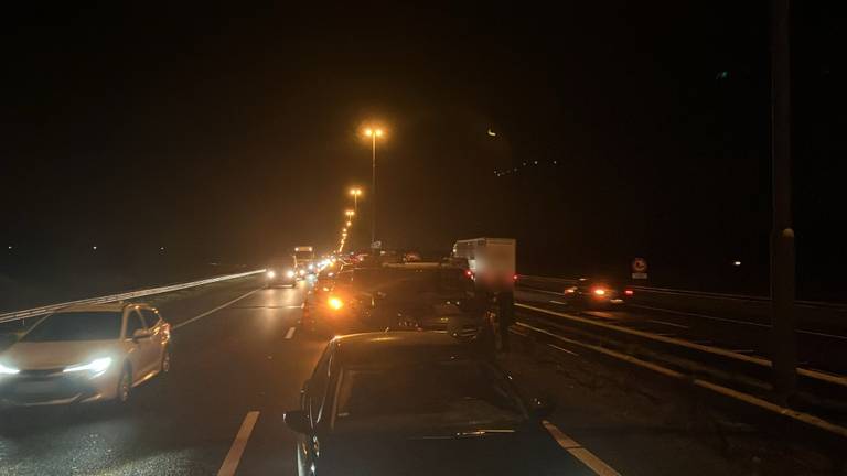 De file op de A27 bij de Merwedebrug (foto: X/Rijkswaterstaat).