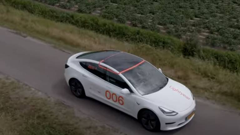 Het zonne-dak in de Tesla-testauto (Foto: YouTube).