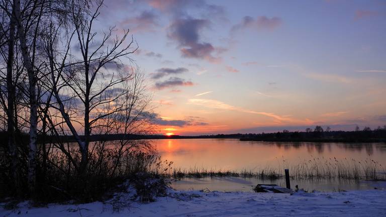 Een prachtige, winterse zonsondergang in Zuidoost-Brabant (foto: Ben Saanen uit Budel)