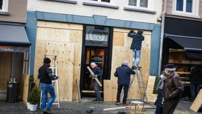 Ondernemers in Bergen op Zoom timmerden hun etalages dicht (foto: ANP / Hollandse Hoogte / Venema Media).