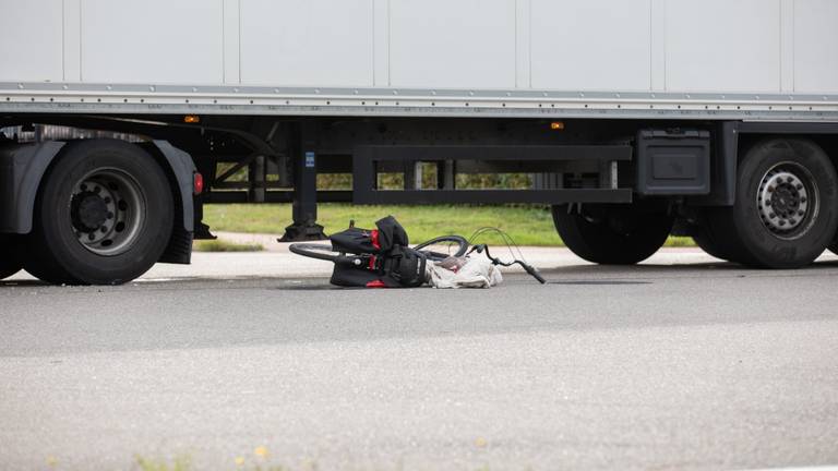 Fietsster (39) overleden na botsing met vrachtwagen