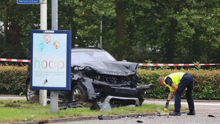 De ravage op de kruising in Den Bosch was aanzienlijk na de aanrijding (foto: Bart Meesters).