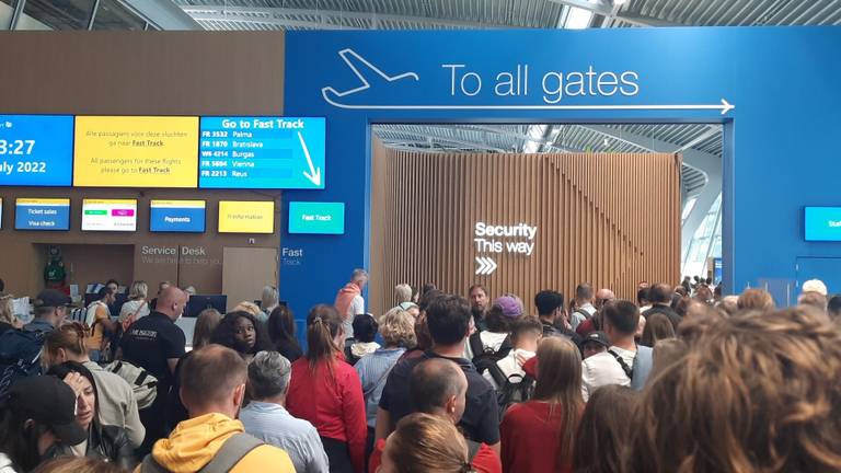 Lange rij bij de security op Eindhoven Airport (Archieffoto: Suzanne de Veth).