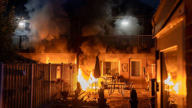 Uitslaande brand in appartementencomplex Waalwijk, 3 mensen naar ziekenhuis