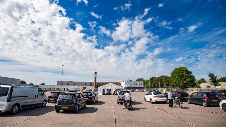 De coronateststraat in Bergen op Zoom (Foto: BeeldWerkt).