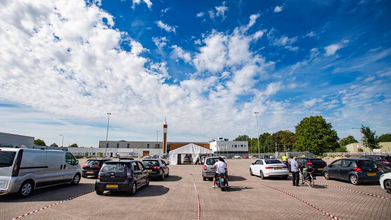 De coronateststraat in Bergen op Zoom (Foto: BeeldWerkt).