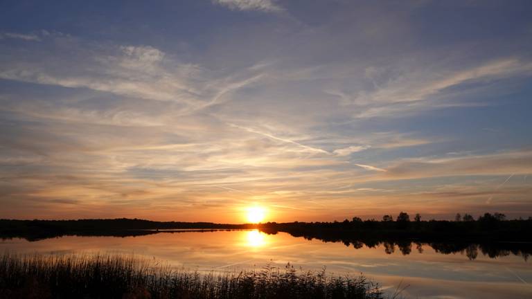 Zonsopkomst in Budel (foto: Ben Saanen).