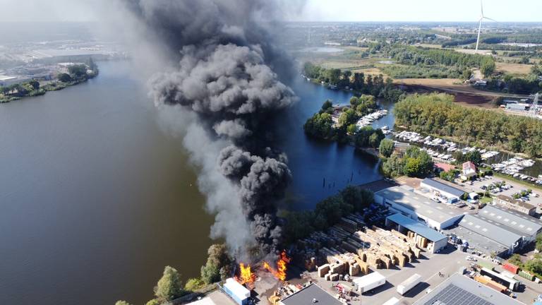 Brand bij pallethandel in Den Bosch: rook in verre omgeving te zien