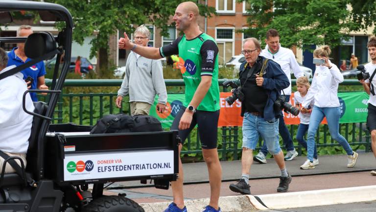 Maarten van der Weijden bezig met het loopgedeelte van zijn Elfstedentriathlon (foto: ANP/Anton Kappers).