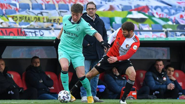 Zeljko Petrovic kijkt toe vanaf de zijlijn tijdens Feyenoord-Willem II (foto: OrangePictures).