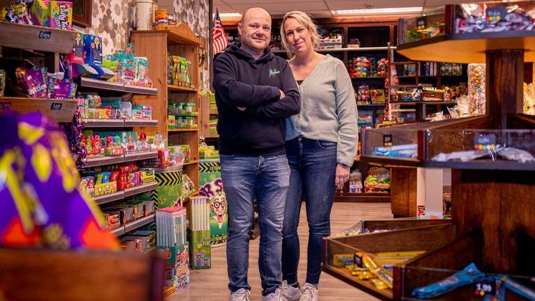 Marcel Aarts met zijn vrouw in de snoepwinkel (foto: via Marcel Aarts).