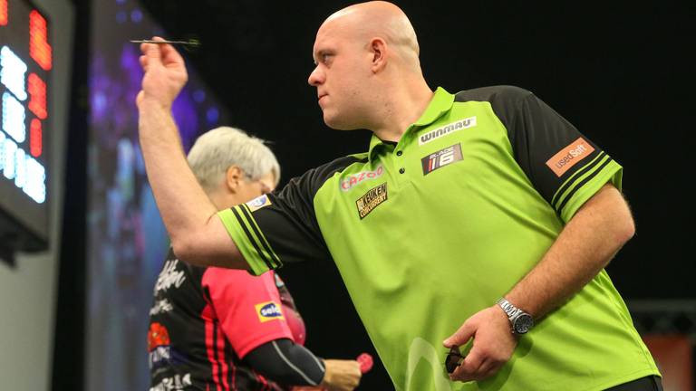 Michael van Gerwen tijdens het Grand Slam of Darts (foto: ANP)