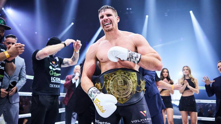 Rico Verhoeven na een zwaarbevochten overwinning. (Foto: GLORY)