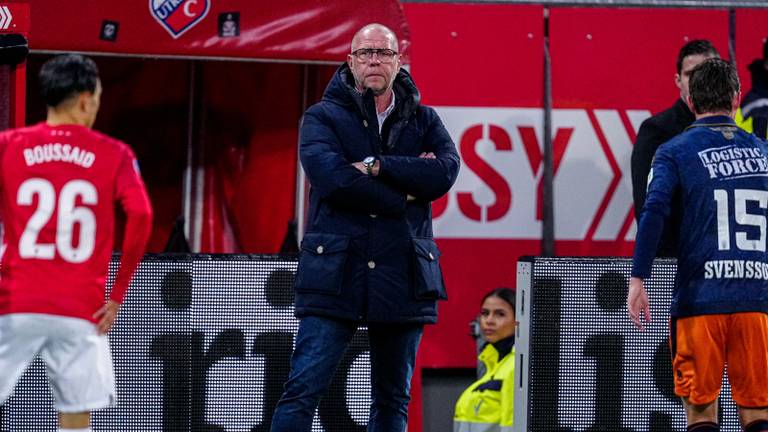 Fred Grim ziet zijn ploeg verliezen van FC Utrecht (foto: Orange Pictures).