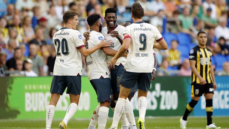 De PSV-spelers vieren de gelijkmaker (foto: ANP).