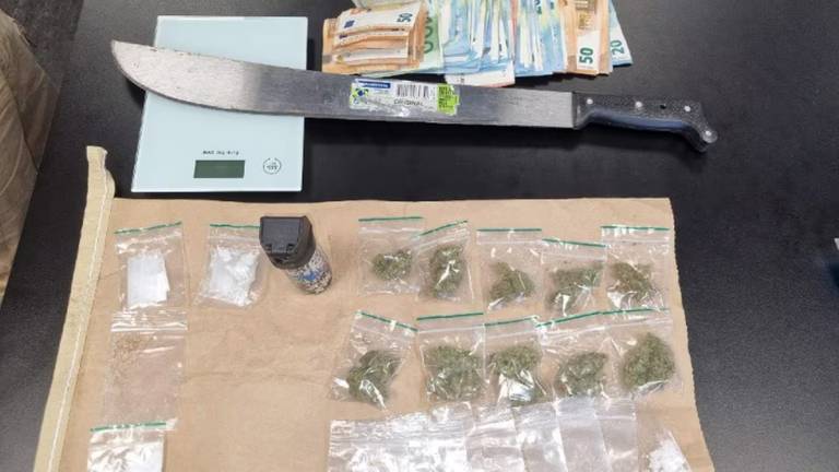 De drugs, het geld en het mes (foto: Politie Roosendaal).