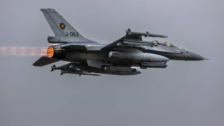 De F-16 in de lucht (foto: Defensie)