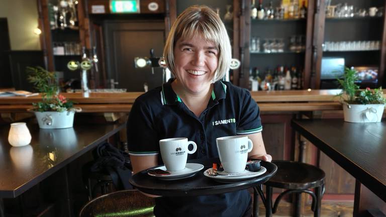 Nathalie op haar werk in een café in Waspik