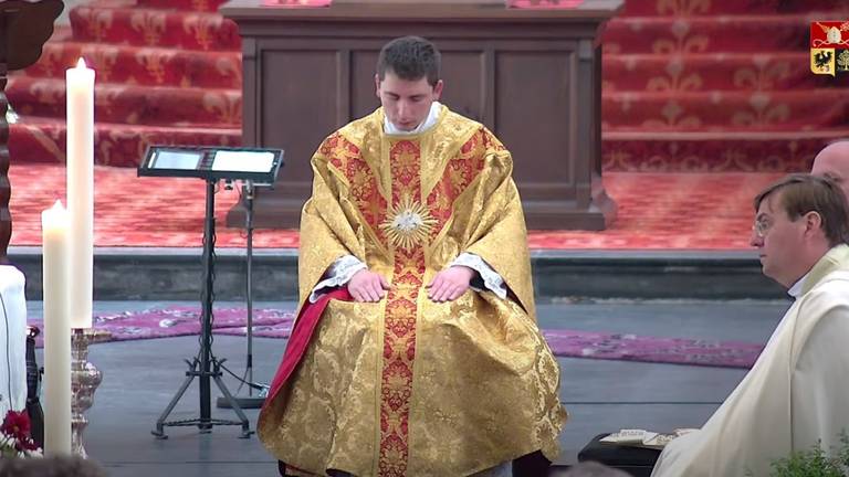 Quinten Kerckhofs tijdens de priesterwijding, eerder dit jaar in Den Bosch (foto: YouTube).