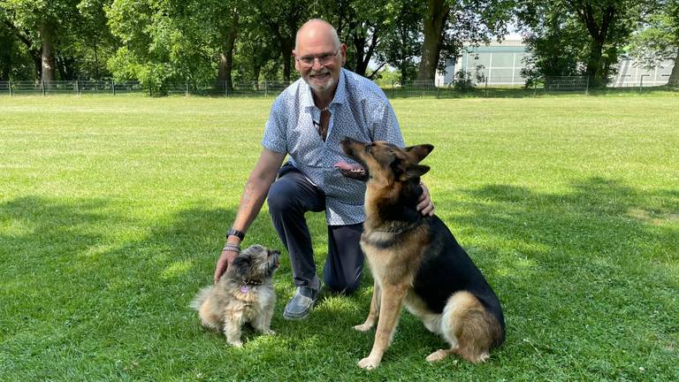 Huub uit Den Bosch met zijn twee honden (foto: Megan Hanegraaf).