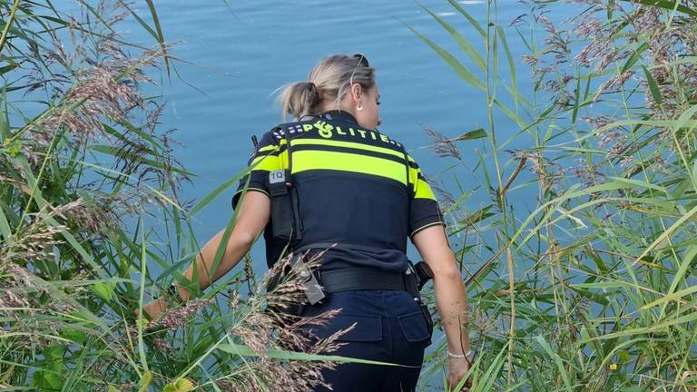 Politie zoekt naar zakken met dierenresten (foto van @politie_langstraat).