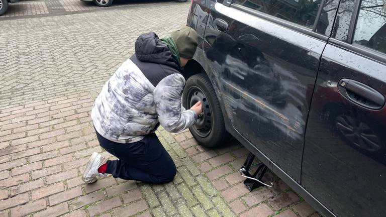 In de wijk moeten mensen massaal aan de slag om hun banden te vervangen (Foto: Raymond Merkx).