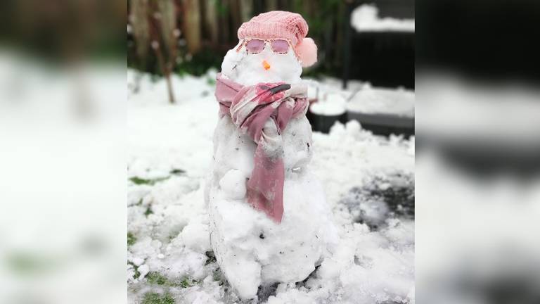 Sneeuwpop gemaakt door Xinthe in Bergeijk.