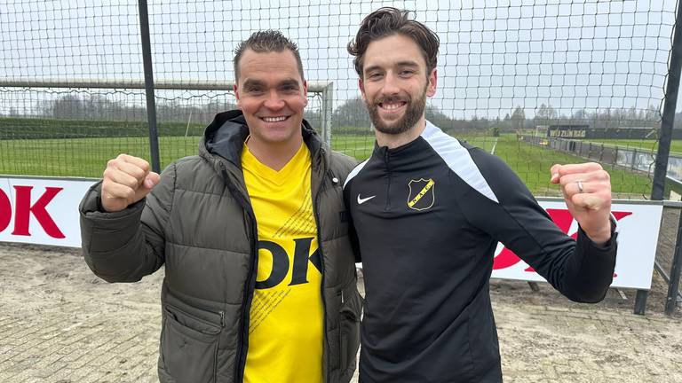 Zanger Evert van Huygevoort met NAC-aanvoerder Jan van den Bergh (foto: Omroep Brabant).