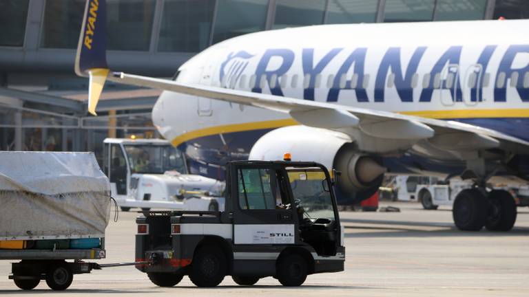 Een bagagevoertuig van Skytanking bij een Ryanair-toestel op Eindhoven Airport (foto: Collin Beijk).