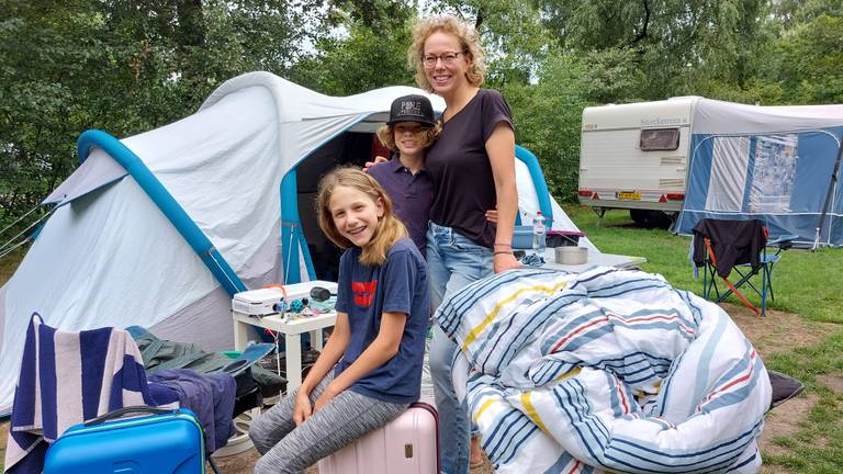 Het lijkt wel herfst op de camping in Nederland: ‘Wij houden het wel vol’