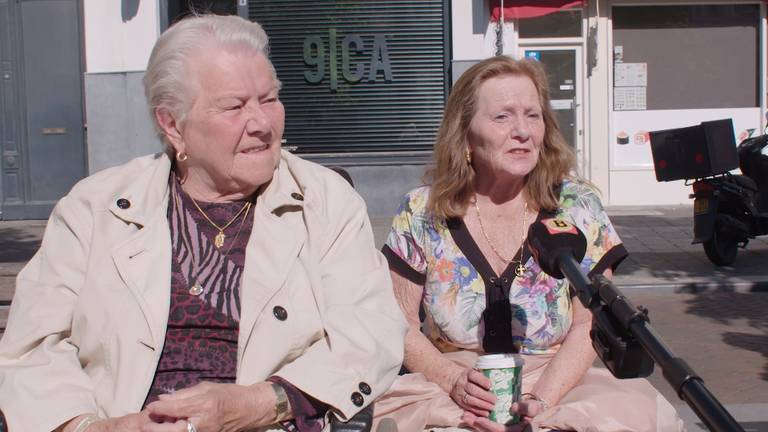 Deze dames kijken uit naar een versoepeling van de coronamaatregelen.