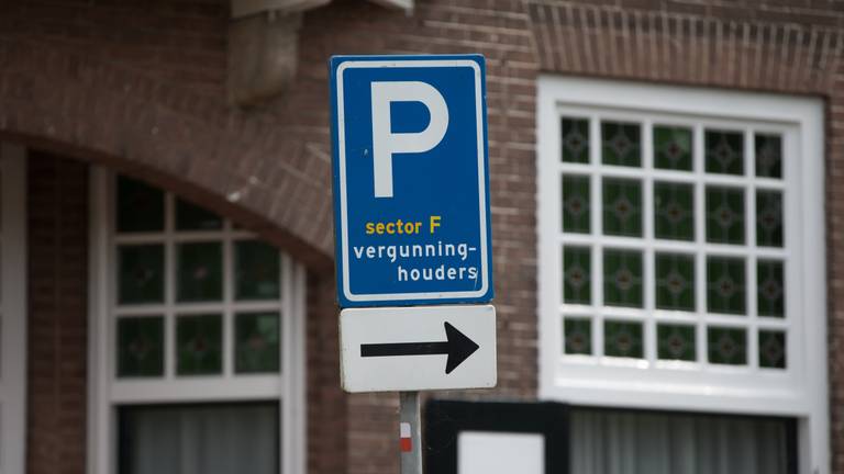 Parkeerplaats voor vergunninghouders (foto: Harold Versteeg / Hollandse Hoogte via ANP).
