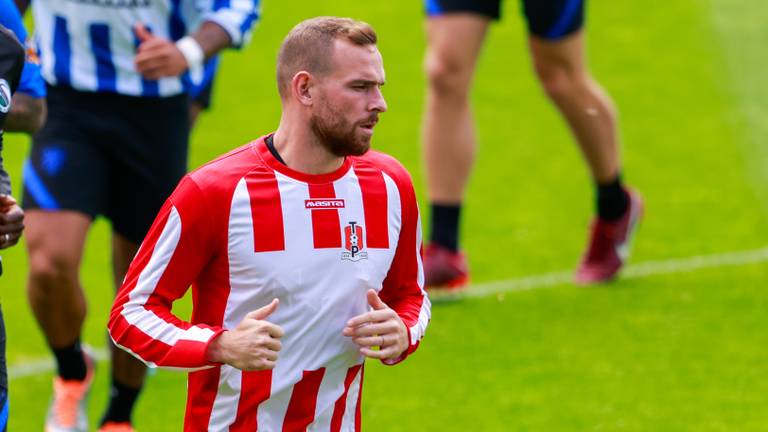 Vincent Janssen in het rood-wit van sv TOP (foto: Orange Pictures).