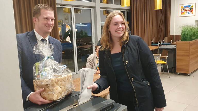 Lente Noga met de burgemeester bij de stembus (foto: gemeente Drimmelen) 