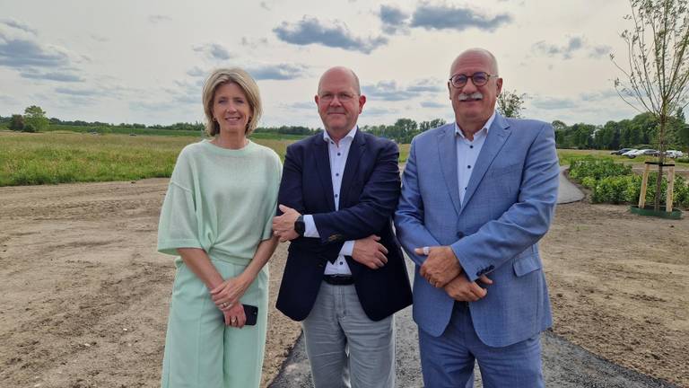 Milena Pierey van ontwikkelaar Bouwaccent, Albert Jan Huisman van ontwikkelaar Necron en wethouder Maarten Jilisen (foto: Tom Berkers).