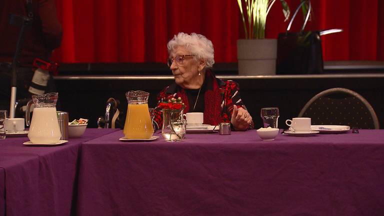 Eenzame ouderen kwamen woensdagmorgen samen in Rijen. (foto: Marco de Roos)