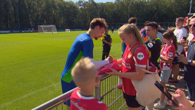 PSV-supporters jagen op een handtekening van verdediger Olivier Boscagli. 