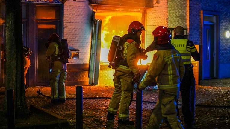De brand ontstond in de keuken van de shoarmazaak onder het huis in Geldrop (foto Dave Hendriks/SQ Vision).