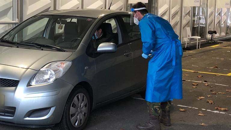 Het aantal positieve coronatesten blijft stabiel (foto: archief)