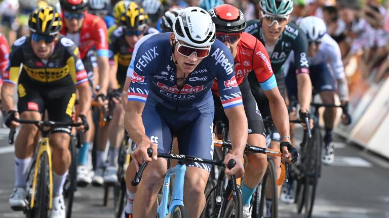 Van der Poel sleurt aan de kop van het peloton (Foto: ANP). 