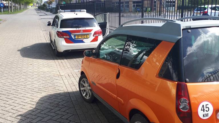 De automobilist moest zijn rijbewijs inleveren (foto: Twitter wijkagent Moerdijk).