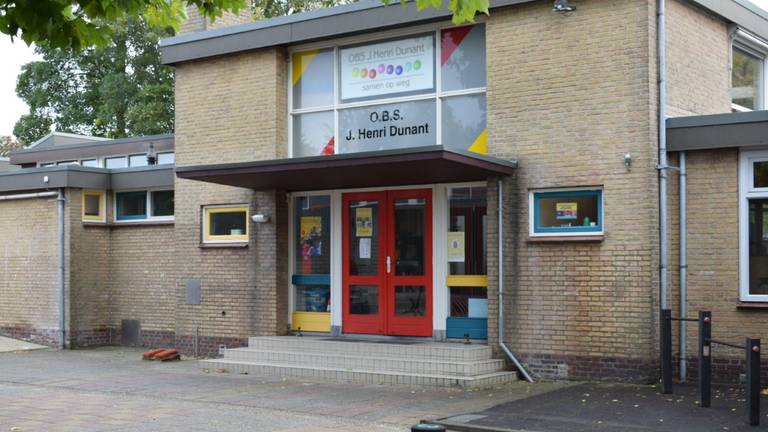 Basisschool Henri Dunant in Wijk en Aalburg blijft deze week gesloten nu vier leerkrachten besmet blijken met het coronavirus. (Foto: Lenard Huijzer)