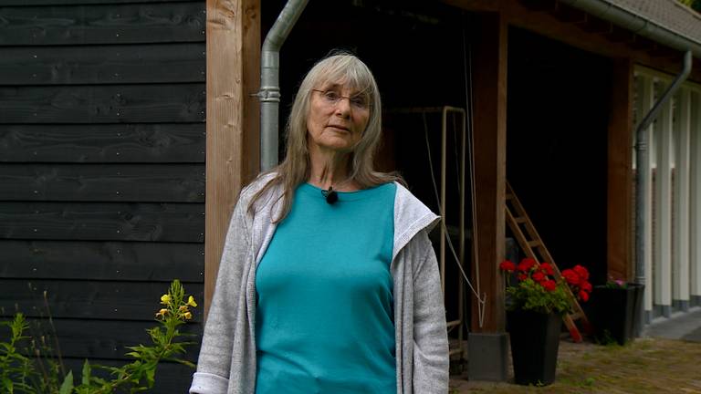 Mario de Groot bij haar woning in de natuur in Langenboom