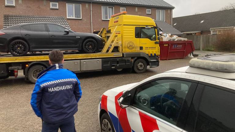 Een Porsche wordt meegenomen (foto Wijkagent Waalwijk/Instagram).