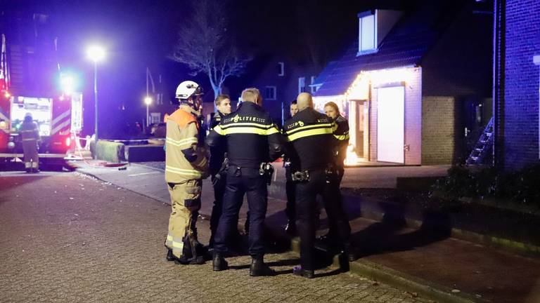 Politie en brandweer in overleg vanwege de brand in Sint Hubert (foto: SK-Media).