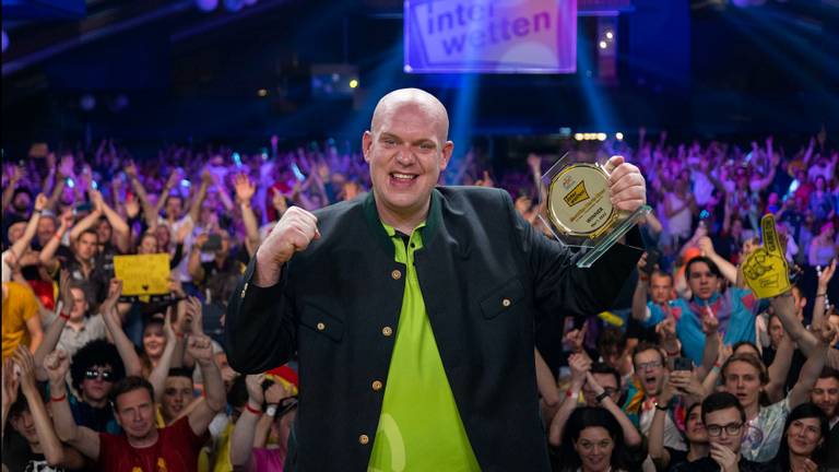 Michael van Gerwen blij met zijn vierde toernooizege bij de Austrian Darts Open (foto: Kais Bodensieck/PDC Europe).