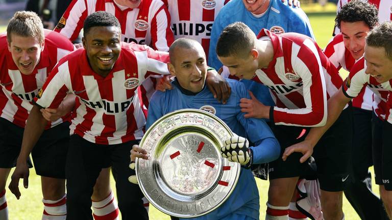 Heurelho Gomes met de kampioensschaal (foto: ANP/Robert Vos). 