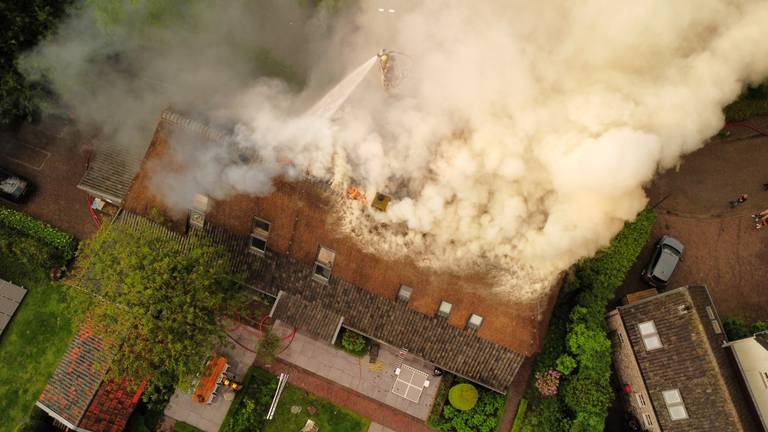 Grote brand na blikseminslag in boerderij met rieten dak