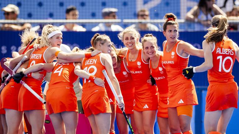 Hockeysters vieren de overwinning (foto: ANP)