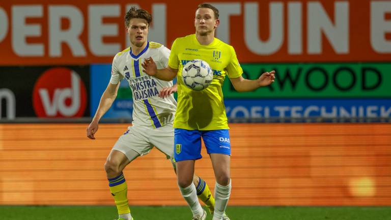 Geen vuiltje aan de lucht voor RKC, demonstreert Julian Lelieveld (rechts) in een duel met Sturla Ottesen van Cambuur (foto: Orange Pictures).